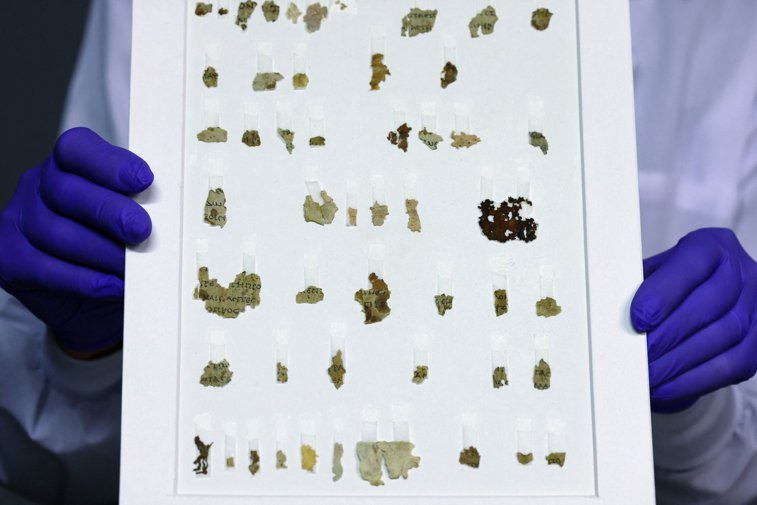 Imaginea articolului Zeci de fragmente de pergament cu texte biblice au fost descoperite în zona Mării Moarte 