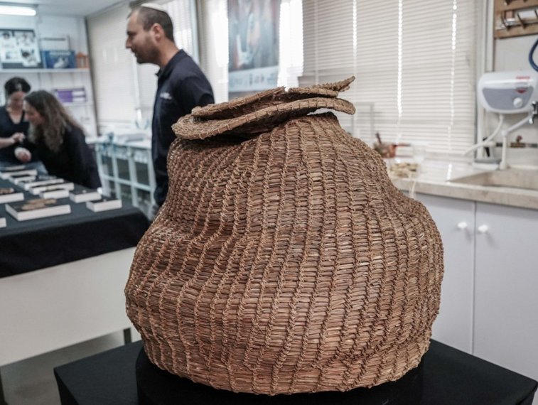 Imaginea articolului FOTO Descoperire istorică. Cel mai vechi coş ţesut, de peste 10.000 de ani, a fost găsit în Israel