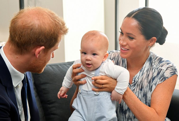 Imaginea articolului Astăzi este ziua micului prinţ. Cum arată Archie, fiul Ducilor de Sussex, surprins într-o fotografie cu mama sa