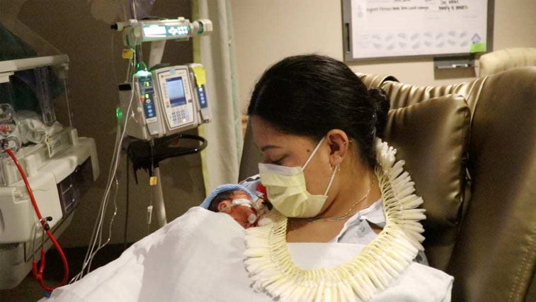 Imaginea articolului O femeie, care nu ştia că este însărcinată, a dat naştere unui băieţel, în avion