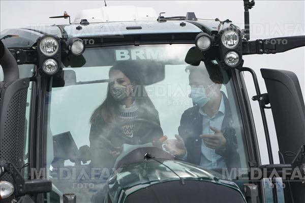 Imaginea articolului Kate şi William, la plimbare cu Land Roverul bunicului