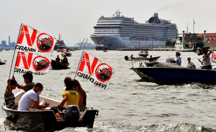 Imaginea articolului Primul vas de croazieră care străbate Veneţia după o lungă perioadă de timp. Activiştii de mediu protestează