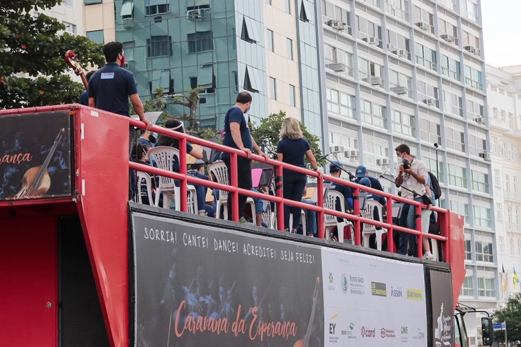 Imaginea articolului O orchestră din Brazilia le-a cântat oamenilor dintr-un camion