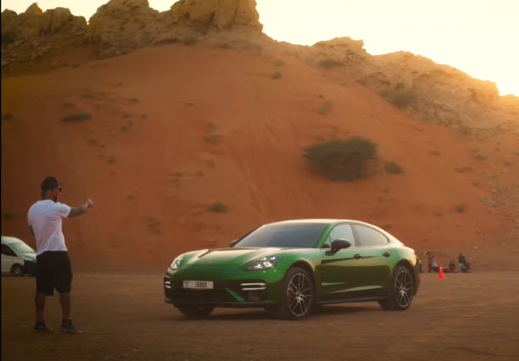 Imaginea articolului VIDEO Fotografiile care prind viaţă. Imagini uluitoare cu două maşini Porsche Panamera, în deşert