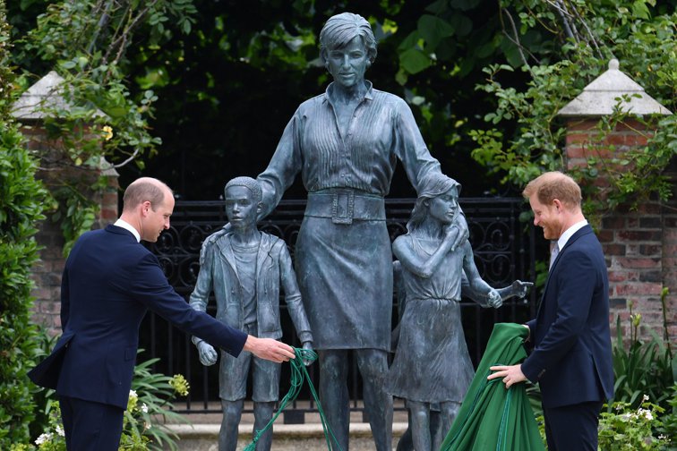 Imaginea articolului VIDEO Statuia-omagiu închinată prinţesei Diana a fost dezvelită azi, de William şi Harry, în grădina Palatului Kensington