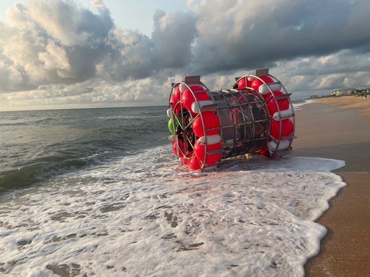 Imaginea articolului Garda de Coastă i-a tăiat avântul unui sportiv nechibzuit, care pornise pe ruta maritimă Florida-New York într-o „roată de hamster” 