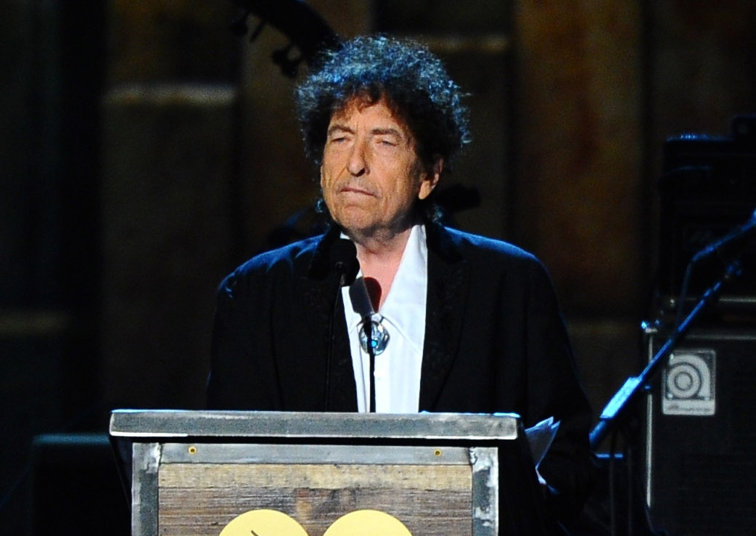 Imaginea articolului Bob Dylan se confruntă cu acuzaţii grave. Ar fi abuzat sexual o fetiţă de 12 ani, în 1965