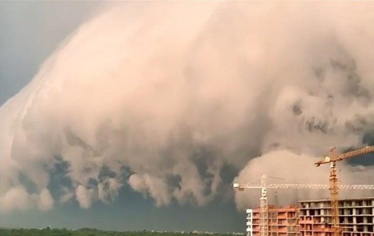 Imaginea articolului VIDEO Un nor uriaş a acoperit oraşul Lvov. Explicaţia meteorologilor