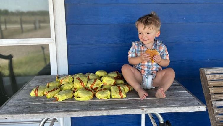 Imaginea articolului Un copil de 2 ani a comandat zeci de cheeseburgeri şi a lăsat şi un bacşiş generos