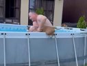Imaginea articolului Căldură mare. Un câine nu se lasă scos din piscină VIDEO