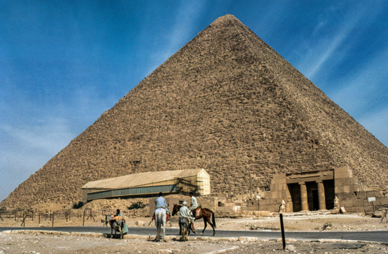 Imaginea articolului Descoperire arheologică. Egiptul dezvăluie un coridor de nouă metri lungime în interiorul Marii Piramide