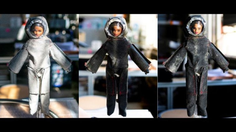 Imaginea articolului Oamenii de ştiinţă testează un nou spray de curăţare a prafului de pe Lună pe păpuşi Barbie care poartă costum spaţial