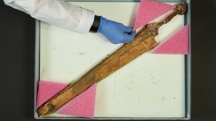 Imaginea articolului Patru săbii romane vechi de aproape 2.000 de ani, descoperite într-o peşteră din deşertul Iudeii