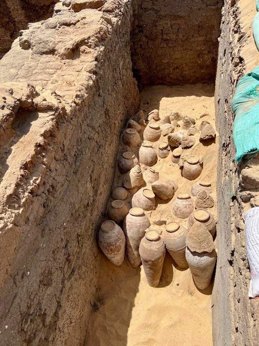 Imaginea articolului Arheologii au descoperit în Egipt sute de vase de vin intacte, vechi de 5.000 de ani