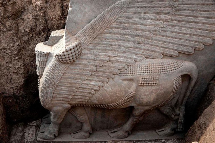 Imaginea articolului Arheologii au descoperit în Irak statuia veche de 2.700 de ani a unui „Lamassu”, un taur înaripat asirian