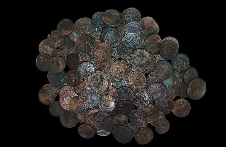 Imaginea articolului Comoară uluitoare descoperită de un scafandru în Sardinia: Zeci de mii de monede din secolul al IV-lea, lângă epava unei corăbii