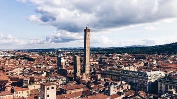 Unul din simbolurile oraşului Bologna s-ar putea prăbuşi. Turnul şi zona din jur au fost închise: situaţia este "critică"