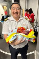 Imaginea articolului Un pilot cu viteză de reacţie a ajutat la naşterea unui bebeluş în timpul zborului