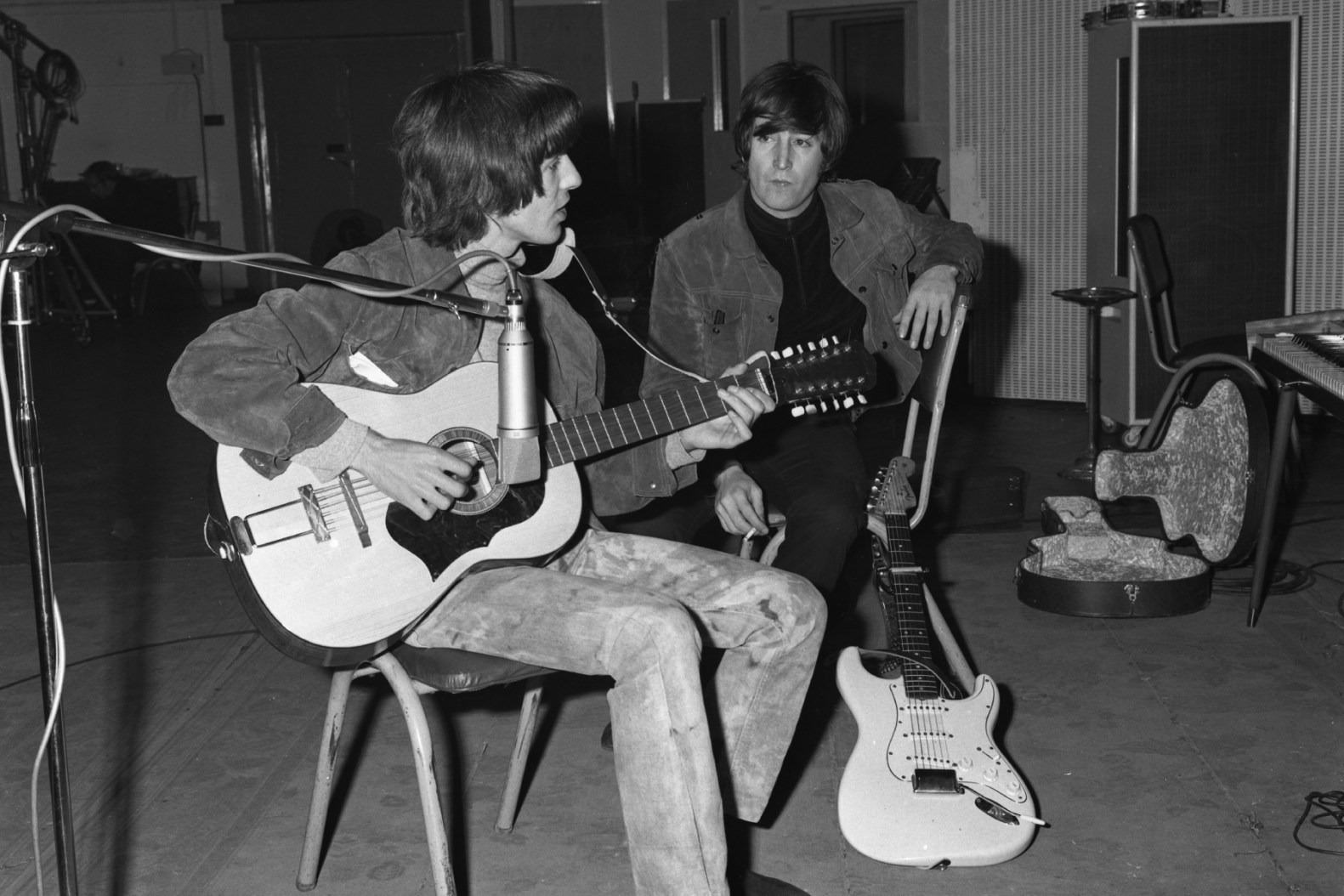 Chitara acustică pierdută a lui John Lennon din anii '60 va fi scoasă la licitaţie