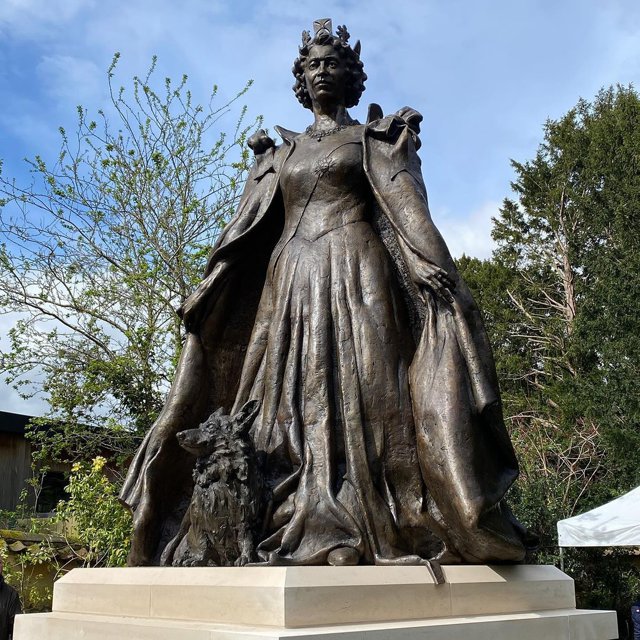Statuie nouă în onoarea Reginei Elisabeta a II-a şi a câinilor săi|EpicNews