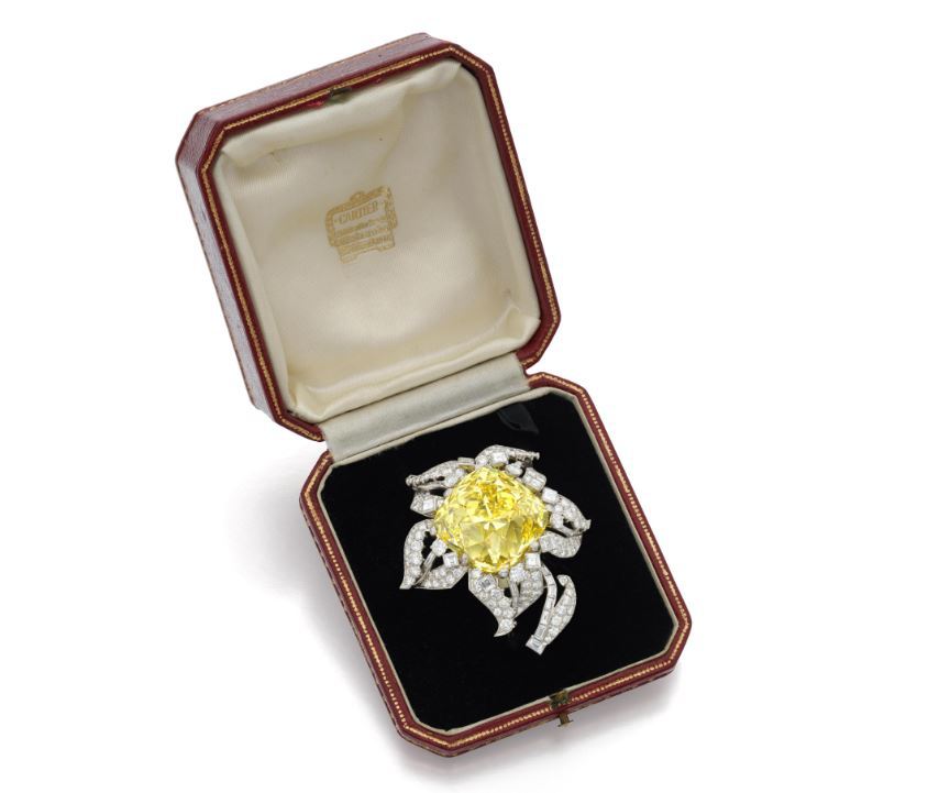 O broşă cu un diamant care seamănă cu unul purtat de regina Elisabeta a II-a, scoasă la licitaţie