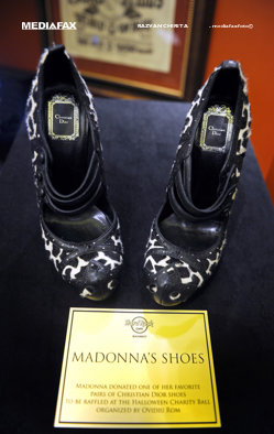 Pantofii donaţi de Madonna