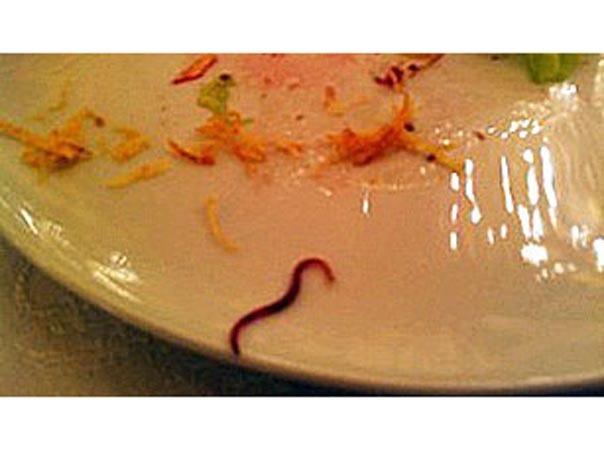 Imaginea articolului Un guvernator rus a găsit o râmă în salată, la o recepţie oficială de la Kremlin
