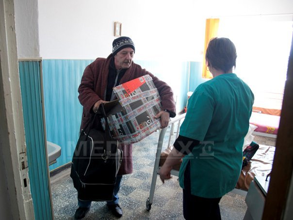 Imaginea articolului Pacienţii dintr-un spital desfiinţat, hrăniţi de localnici din milă şi îngrijiţi de asistente fără să fie plătite