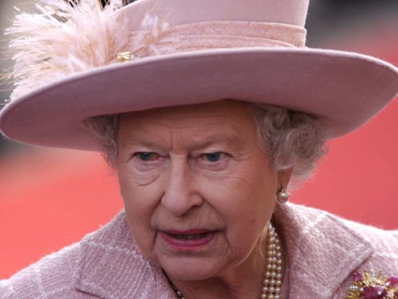 Imaginea articolului Queen Elizabeth II Celebrates Diamond Wedding