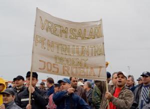 Imaginea articolului Romanian Steel Pipe Mkr ArcelorMittal Unionists Protest Against Labor Min
