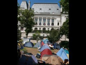 Imaginea articolului Seventy Romanian Roma Set Camp Outside Prefect’s Office In Saint-Etienne, France