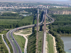 Imaginea articolului Romanian Transporters, Roads Auth Disagree On Toll For Bridge Over Danube