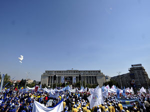 Imaginea articolului Thousands Of Romanian Public Sector Workers Rallied Outside Govt Wednesday