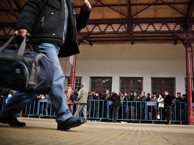 Imaginea articolului Over 100 People Queued At Special Polling Station In Bucharest Railway Station Before GMT0500