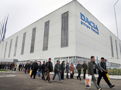 Imaginea articolului Romanian Automaker Dacia Employees To Get RON300 Salary Raise In Two Stages In 2010