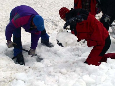 Imaginea articolului Romanian Mountain Rescuer Caught In Avalanche In C Romania Found Dead