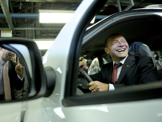 Imaginea articolului Romanian President Basescu To Visit Dacia Factory, Receive New Duster Model