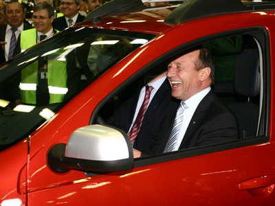 Imaginea articolului Romanian President Gets Romanian Carmaker Dacia's First SUV