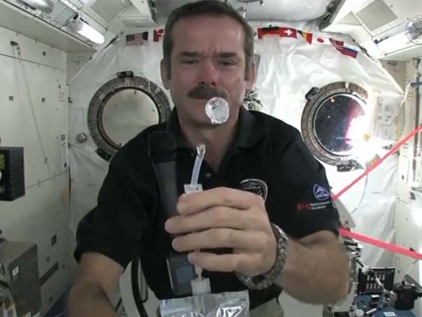 Imaginea articolului IMAGINI INEDITE: Cum se spală pe mâini astronauţii în spaţiu - VIDEO, FOTO