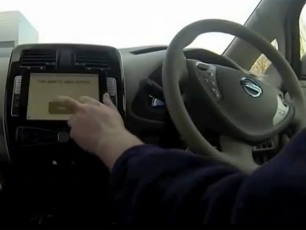 Imaginea articolului Cea mai nouă tehnologie în domeniul auto: Maşina care se conduce singură cu ajutorul unui iPad - VIDEO 