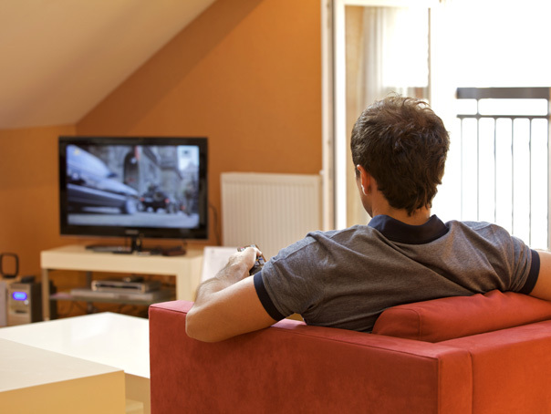 Imaginea articolului STUDIU: Televizorul aprins în fundal afectează dezvoltarea limbajului copiilor