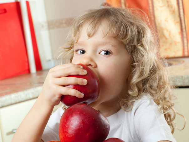 Imaginea articolului STUDIU: Copiii, mai puţin dispuşi să mănânce fructe şi legume dacă li se spune că sunt sănătoase