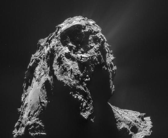Imaginea articolului Relieful cometei Ciuriumov, surprinzător şi divers. Rosetta a realizat o hartă 3D foarte detaliată - FOTO