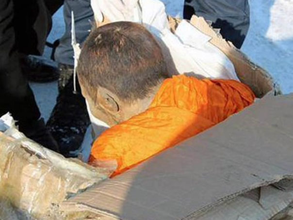 Imaginea articolului Un călugăr mumificat nu ar fi mort, ci într-o stare de meditaţie profundă, susţine un savant budist - FOTO