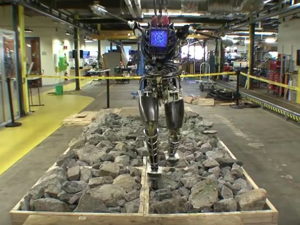 Imaginea articolului Robot umanoid biped, scos "la plimbare" în pădure - VIDEO