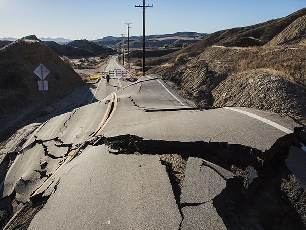 Imaginea articolului FENOMEN CIUDAT: Un drum din California, devastat de cratere. Specialiştii nu au o explicaţie - FOTO, VIDEO