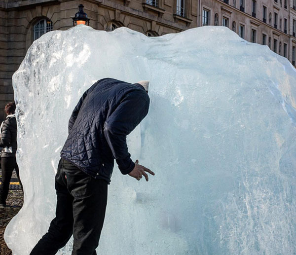 Imaginea articolului ÎNCĂLZIREA GLOBALĂ: Blocuri de gheaţă din Groenlanda, expuse la Paris cu ocazia conferinţei COP21 - FOTO, VIDEO
