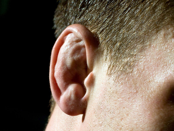 Imaginea articolului De ce NU ar trebui să foloseşti bastonaşele de vată pentru a-ţi curăţa urechile