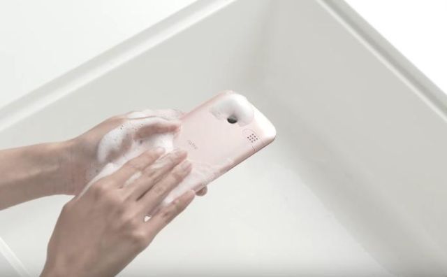 Imaginea articolului Smartphone-ul pe care îl poţi spăla în mod regulat cu apă şi săpun