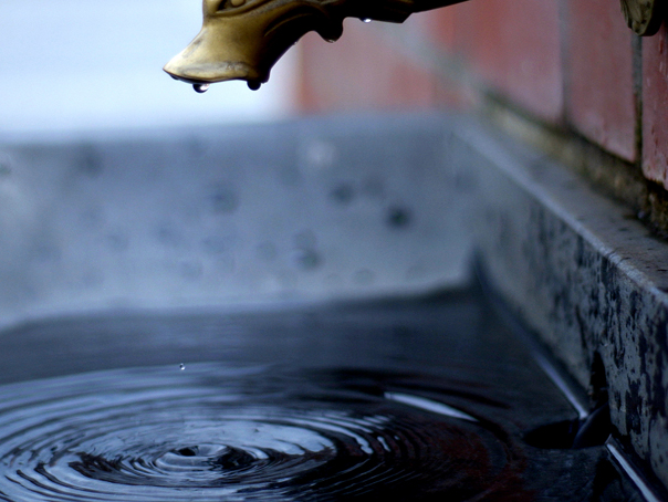 Imaginea articolului Apa de la robinet - ar trebui să renunţăm de tot la ea?